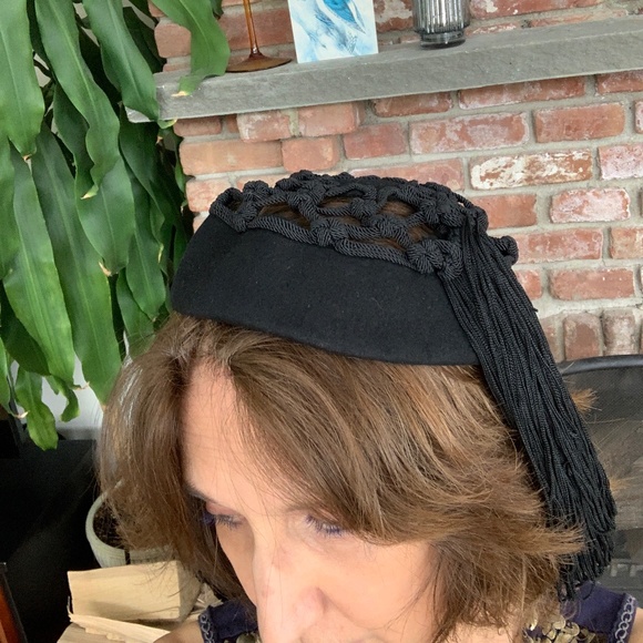 Vintage 1943 Black Macrame Wool Hat with Tassel Marshall Fields Chicago - Picture 3 of 9
